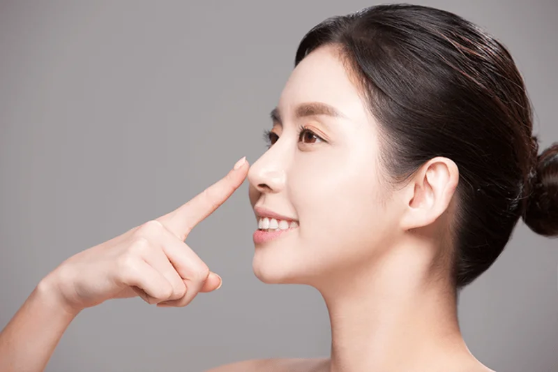 Bác sĩ tư vấn phương pháp thu gọn đầu mũi phù hợp.