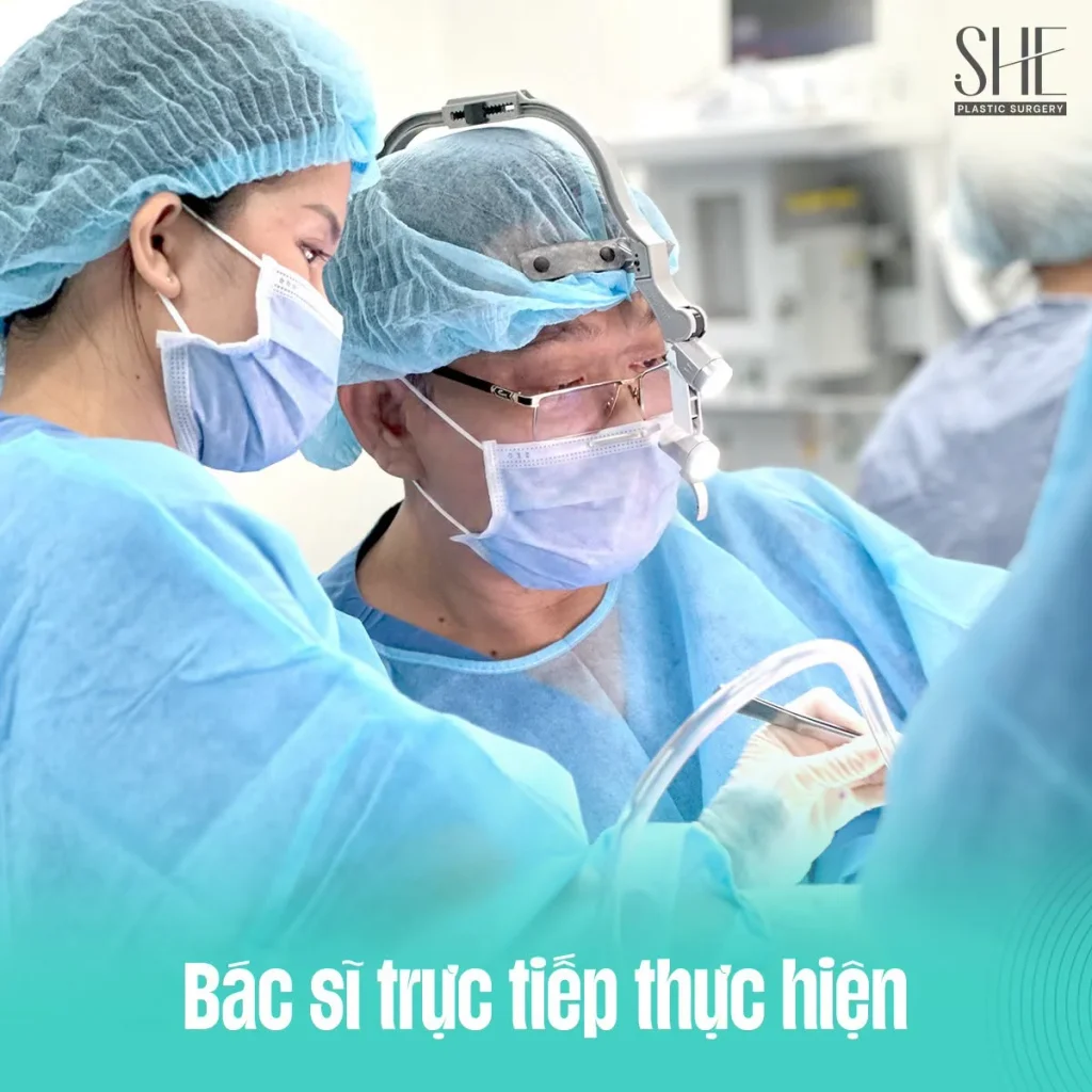 Bác sĩ trực tiếp thực hiện dịch vụ cho khách hàng tại SHE by SHYNH