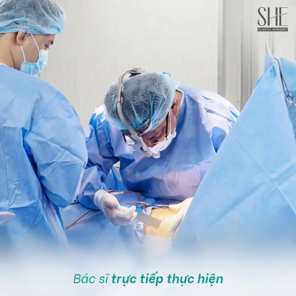 Bác sĩ thực hiện hút mỡ vùng lưng và eo sau theo chỉ định chuyên môn