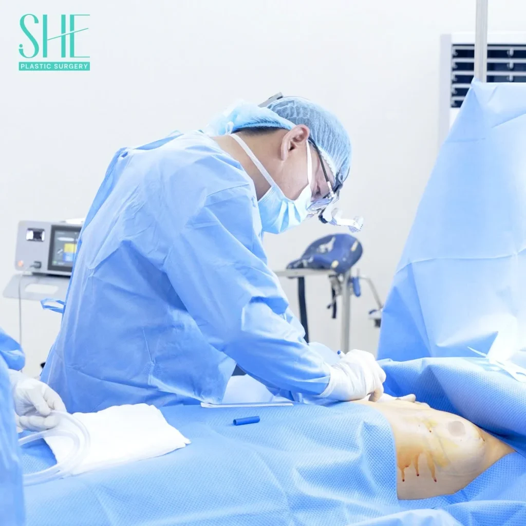 Bác sĩ thăm khám và đánh giá tình trạng ngực phụ trước khi can thiệp